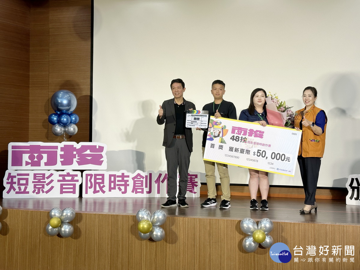 響生活隊獲首獎，國姓鄉長邱美玲特贈花祝賀。（記者扶小萍攝）