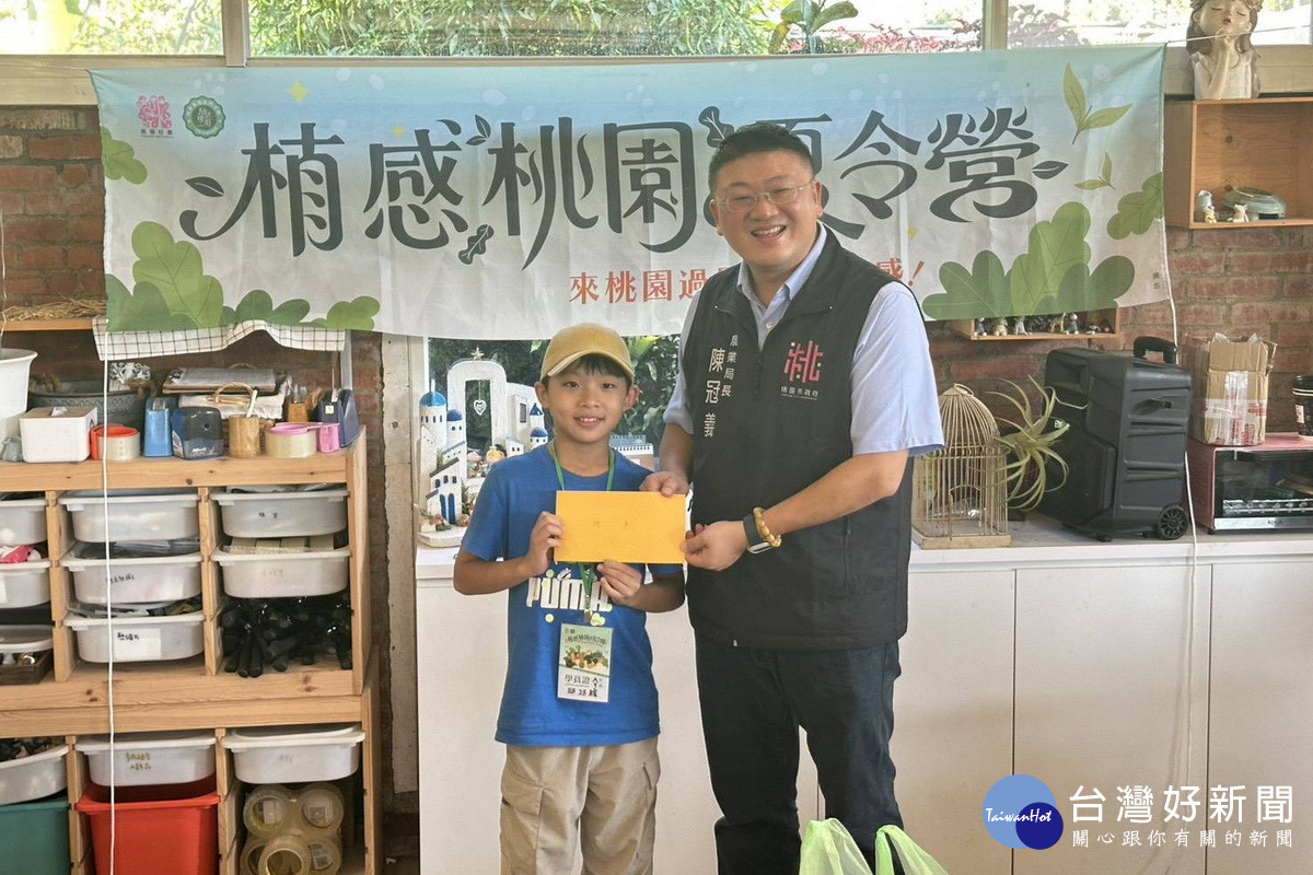 桃園市政府農業局長陳冠義於「植感桃園夏令營」中與小朋友們互動。<br />

