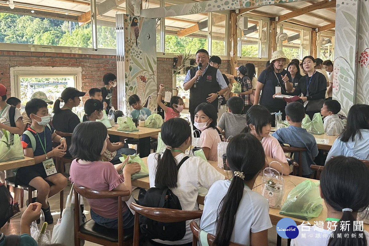 桃園市政府農業局長陳冠義於「植感桃園夏令營」中與小朋友們互動。<br />
