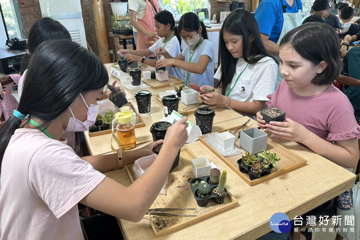 桃園市政府農業局長陳冠義於「植感桃園夏令營」中與小朋友們互動。<br />
