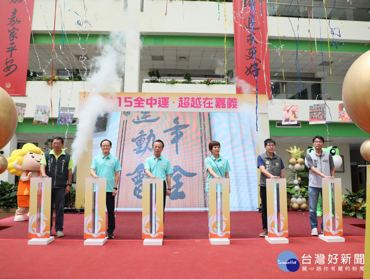 嘉義縣長翁章梁、教育部體育署組長蔡忠益、中華民國高級中等學校體育總會秘書長朱彩鳳與嘉義縣體育會理事長翁聰賢共同為執行委員會揭牌／嘉義縣府提供