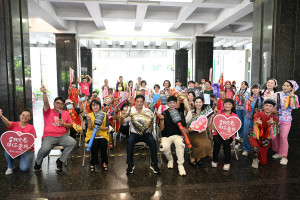 草屯鎮長簡賜勝帶領大家投入歌聲。（華山草屯站提供）