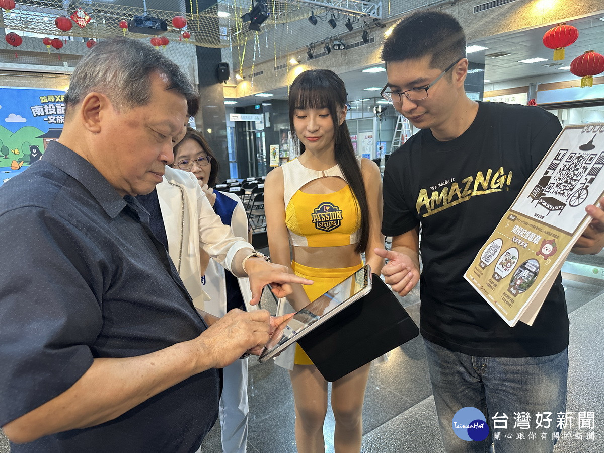 王副縣長現場體驗。（記者扶小萍攝）
