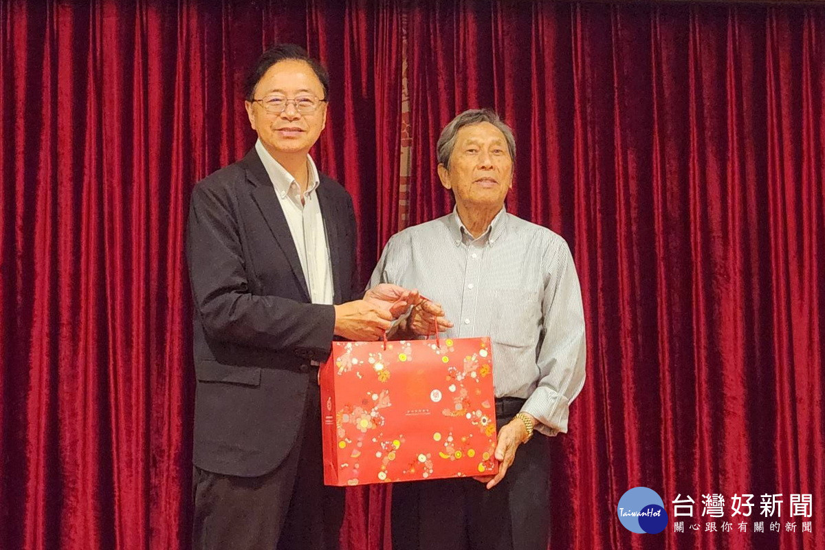 桃園市長張善政贈送紀念品中華民國工業區廠商聯合總會理事長許正雲。<br />
