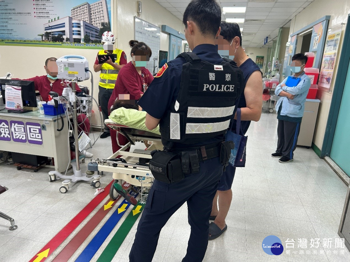 婦人跌倒受傷送醫，警方順利找到家屬並帶至醫院照顧婦人。