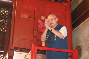 嘉義縣新港奉天宮董事長何達煌依循傳統，在農曆六月最後一天進行「封鐘鼓」／陳致愷攝影