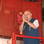 嘉義縣新港奉天宮董事長何達煌依循傳統，在農曆六月最後一天進行「封鐘鼓」／陳致愷攝影