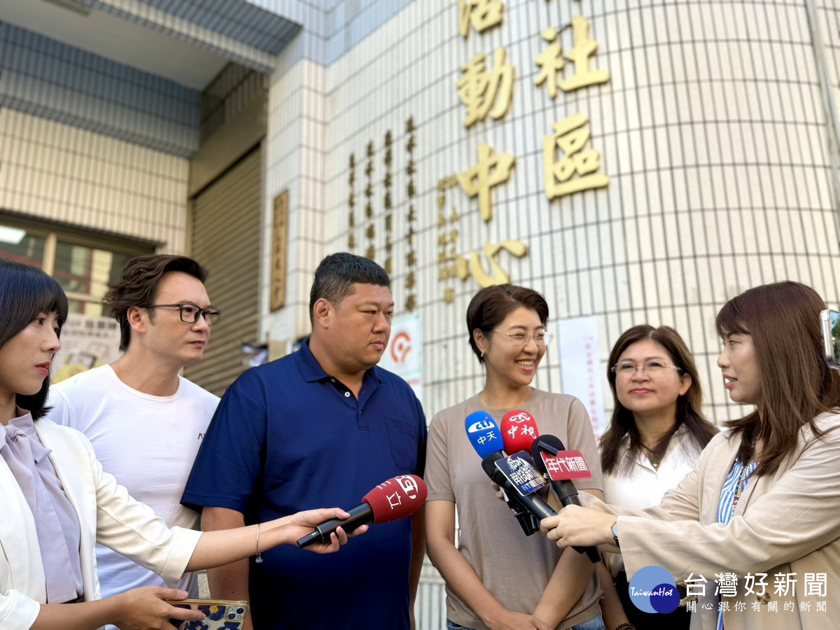 許淑華陪同游顥去投票，籲踴躍出門投票。（游顥服務處提供）<br />
<br />
