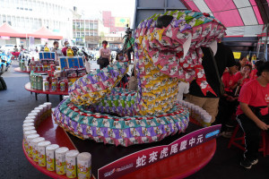 虎尾農會用虎霸王花生堆製「小龍」供品／翻攝照片