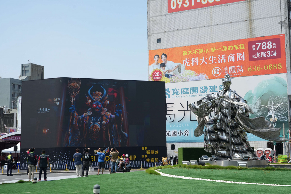 位於圓環的裸視三Ｄ螢幕配合聯合開香祈福儀式，以《虎視未來．創新視界》為主題揭開序幕／翻攝照片