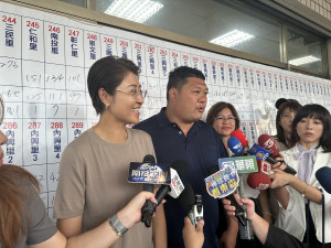 許淑華縣長陪游顥宣布通過不同意罷免。（記者扶小萍攝）