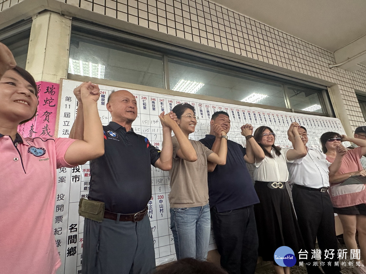 許淑華、游顥、麥玉珍等高呼加油。（記者扶小萍攝）<br />
