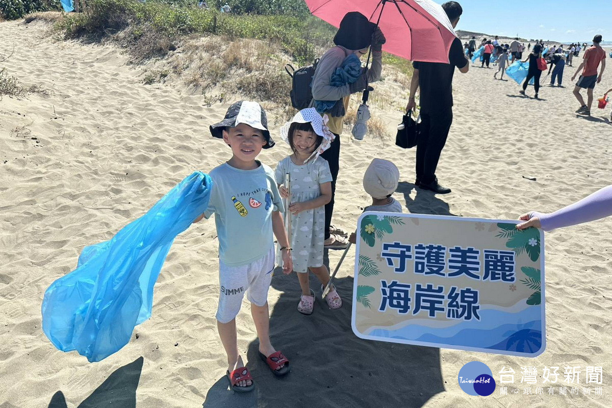 竹圍魚鱻節活動結合海岸淨灘，吸引環保志工帶著親朋好友共同響應。