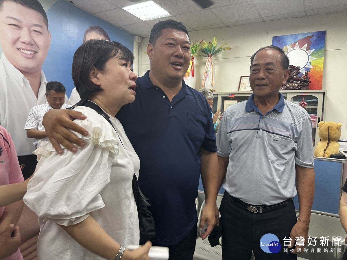 游顥擁著母親感謝他的後盾。（記者扶小萍攝）