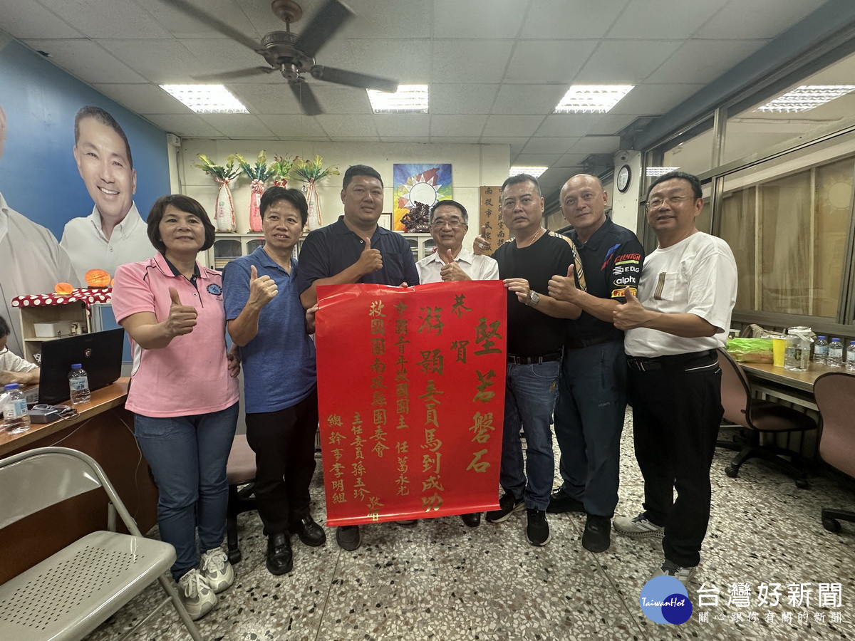 救國團團委會贈紅榜加油。（記者扶小萍攝）