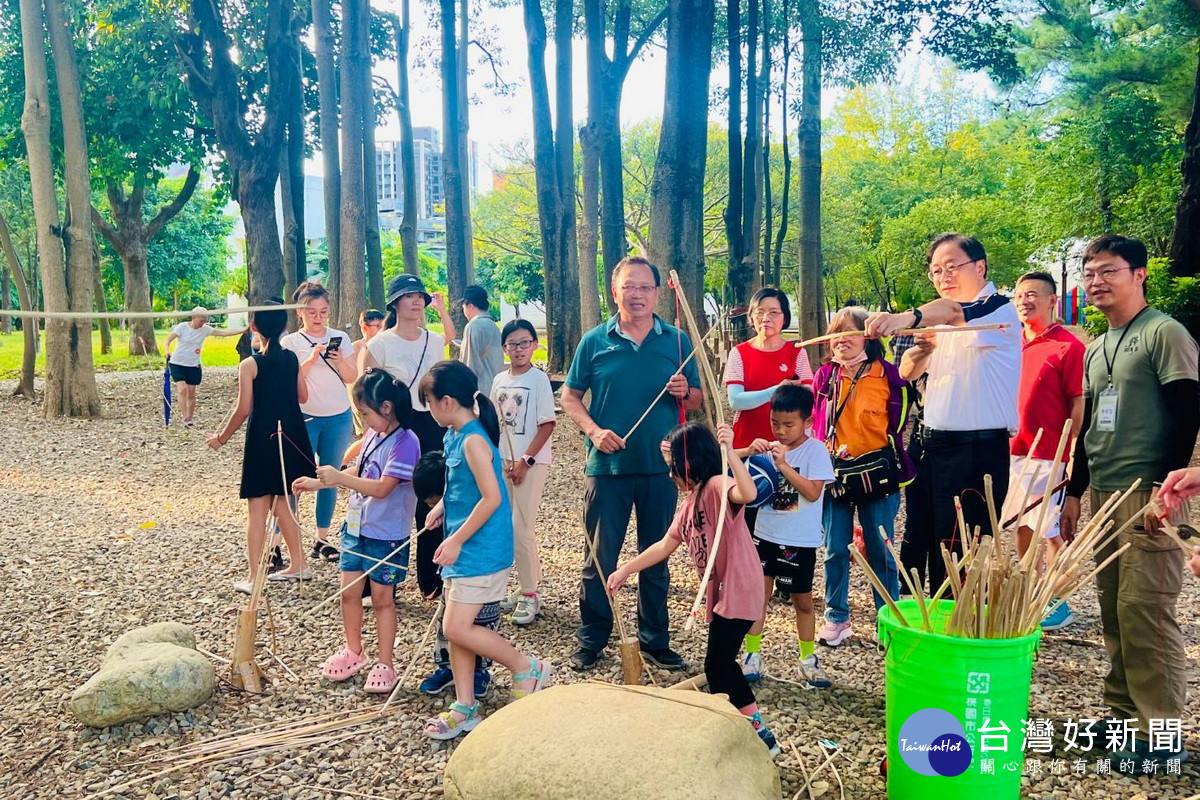 桃園市長張善政出席「自然遊戲推廣活動」與大小朋友們互動。<br />
