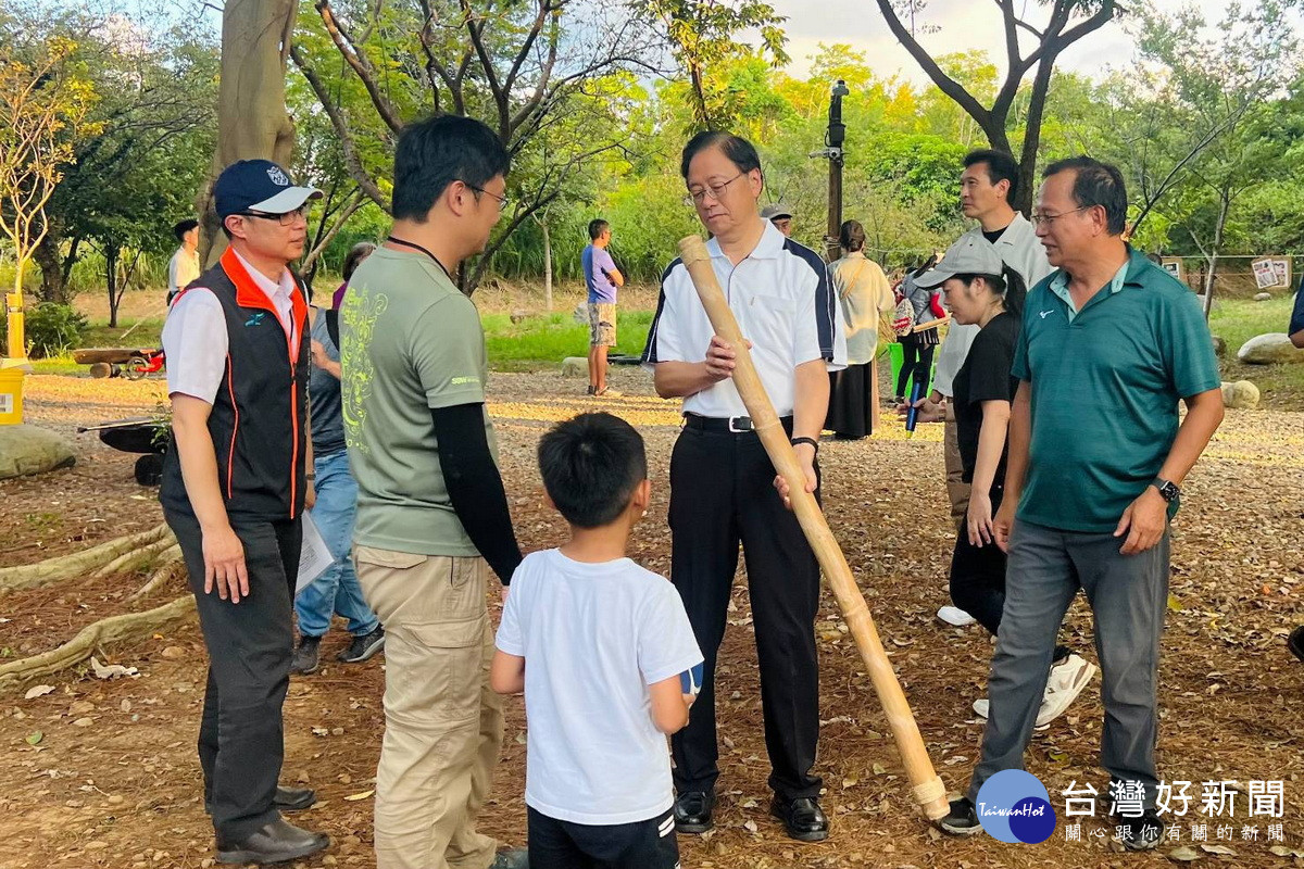 桃園市長張善政出席「自然遊戲推廣活動」與大小朋友們互動。<br />
