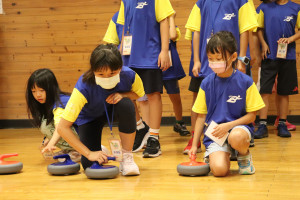 孩子們在同一片場地上學習、快樂成長。