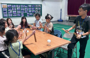 老福系學生帶領學童手作工藝。