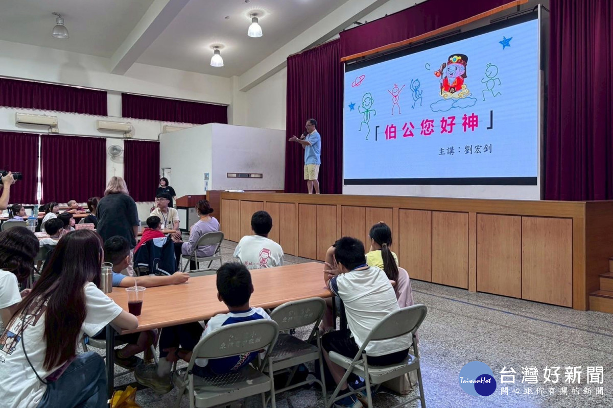 帶領學童認識客家文化故事。