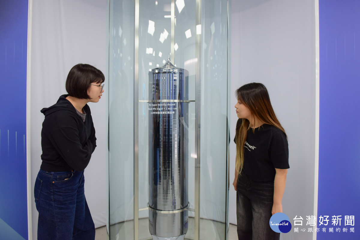 中原大學半導體創新教育空間在合晶科技支持下成立，展出巨型12吋矽晶棒，成為亮點。