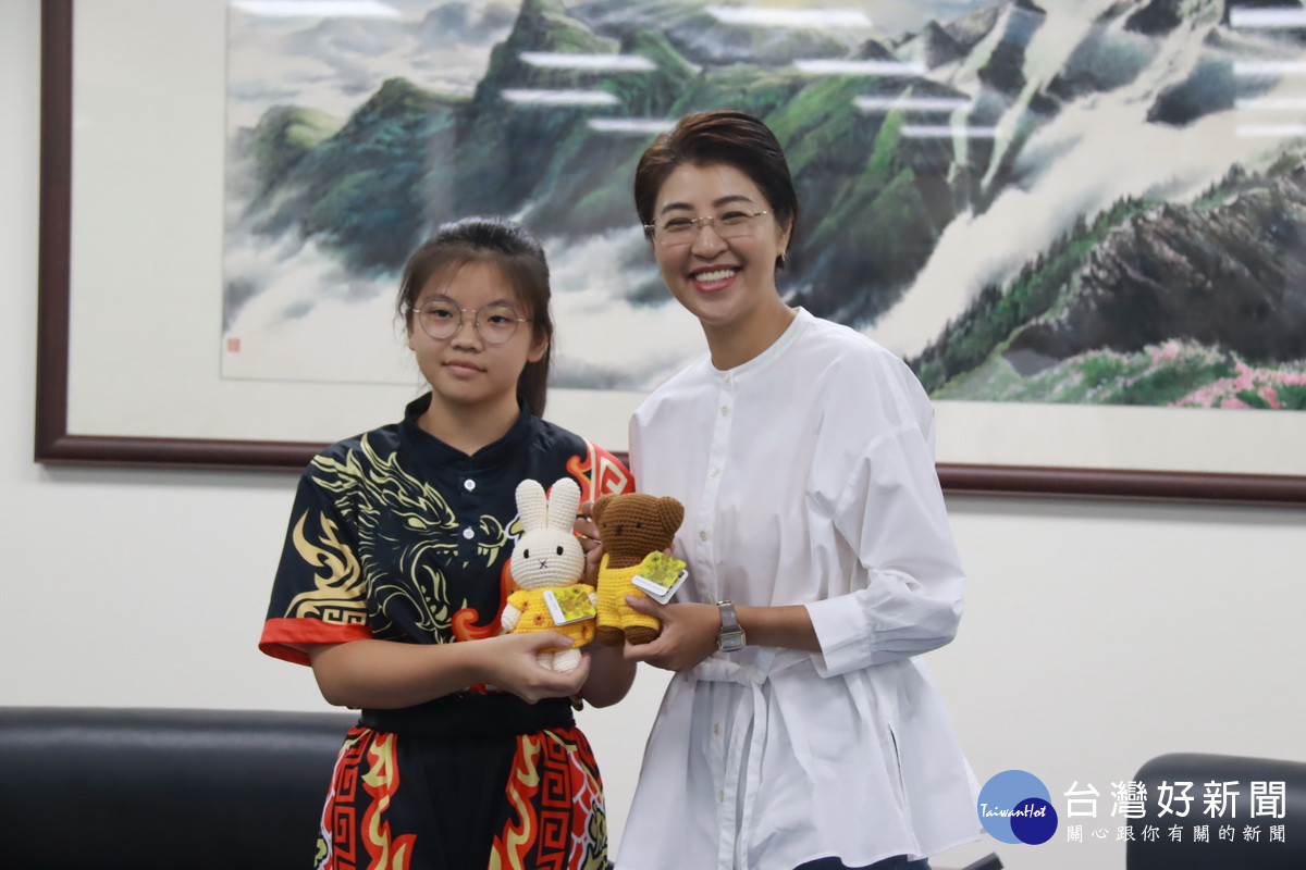 團員帶回禮物給許縣長。（記者扶小萍攝）