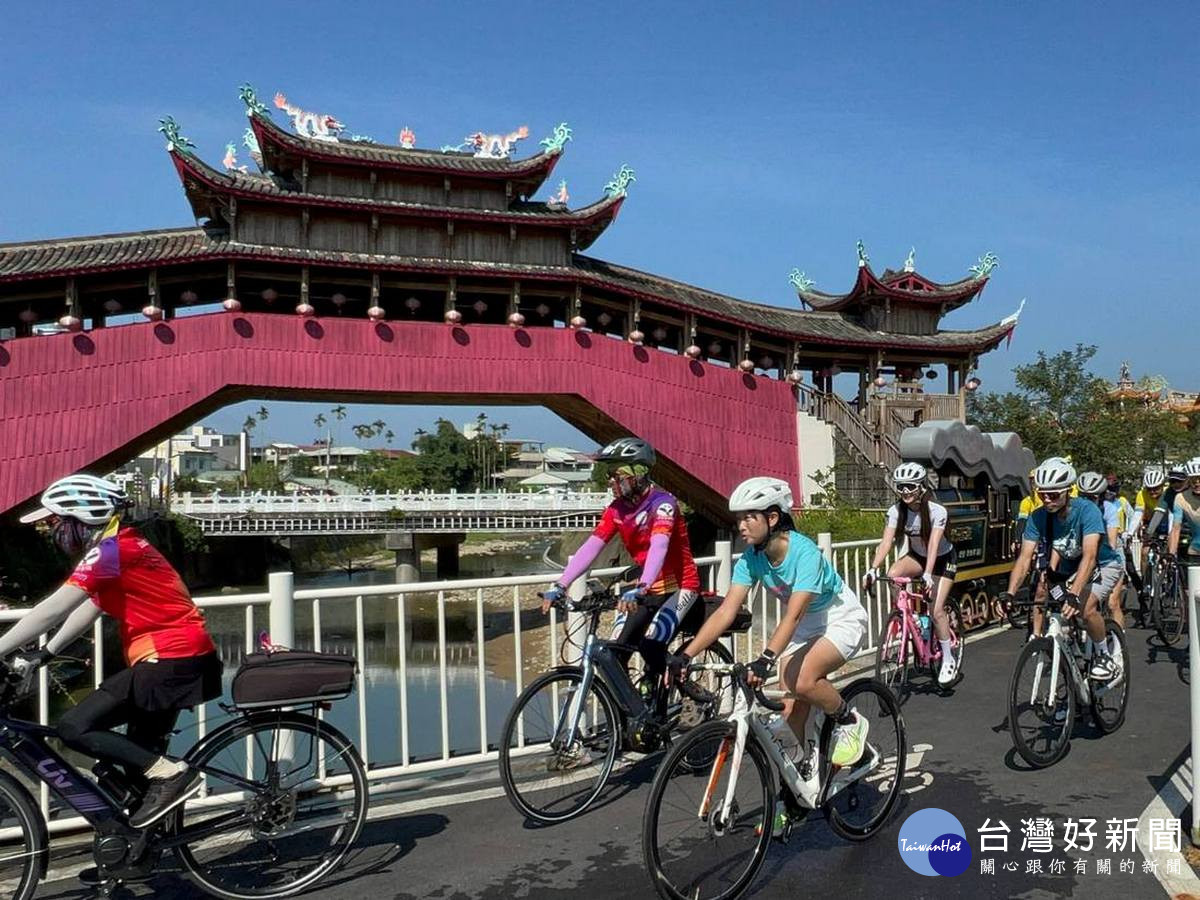 「集集小鎮采風漫騎」從集集武昌宮出發，騎經泰順廊橋。