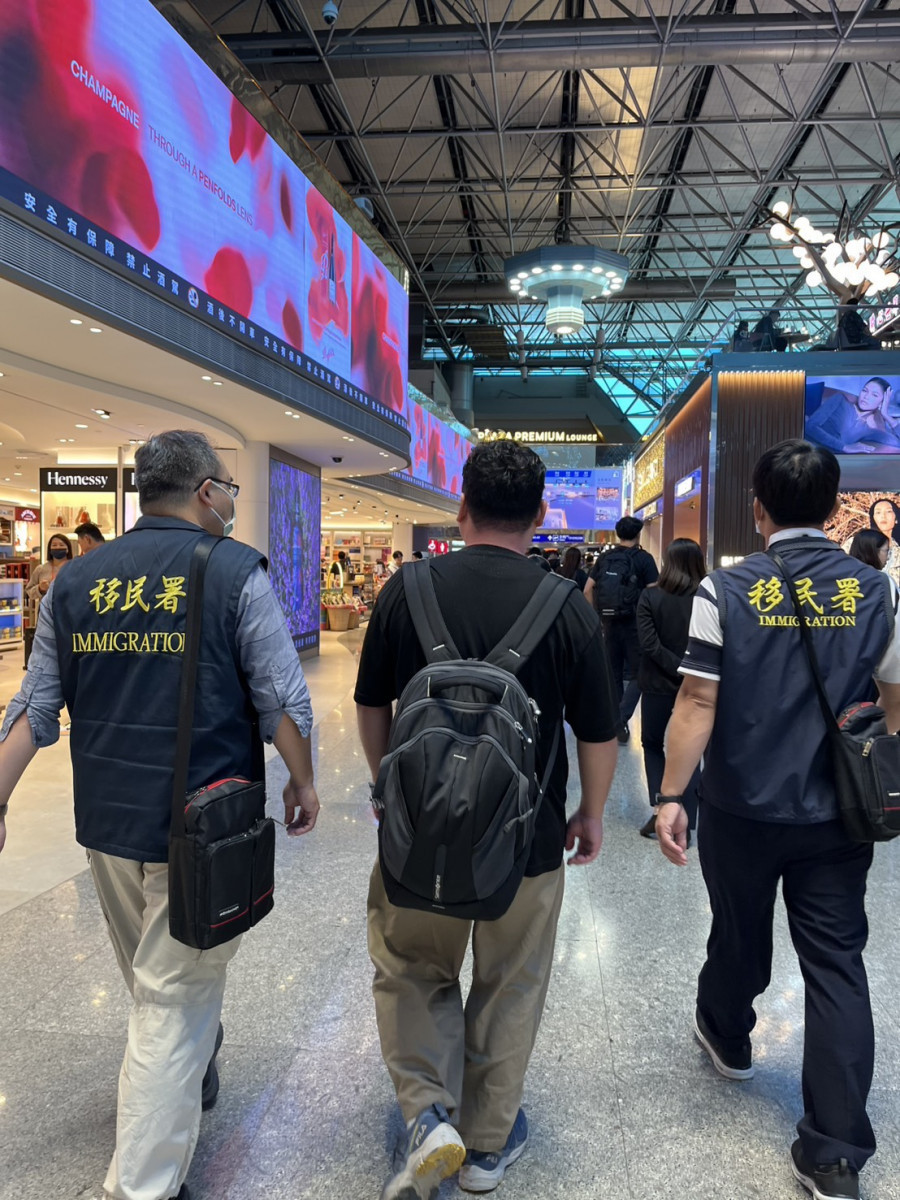 日本籍男子持中國國旗拍攝不當言論影片，移民署依法強制驅逐出國。（圖／內政部移民署北區事務大隊台北市專勤隊）