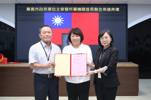 嘉義市長黃敏惠在市務會議前進行人事布達，宣布環保局長由原行政處長蕭令宜(右)接任，行政處長由原地政處長陳光興(左)接任／嘉義市府提供