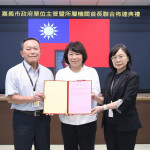 嘉義市長黃敏惠在市務會議前進行人事布達，宣布環保局長由原行政處長蕭令宜(右)接任，行政處長由原地政處長陳光興(左)接任／嘉義市府提供