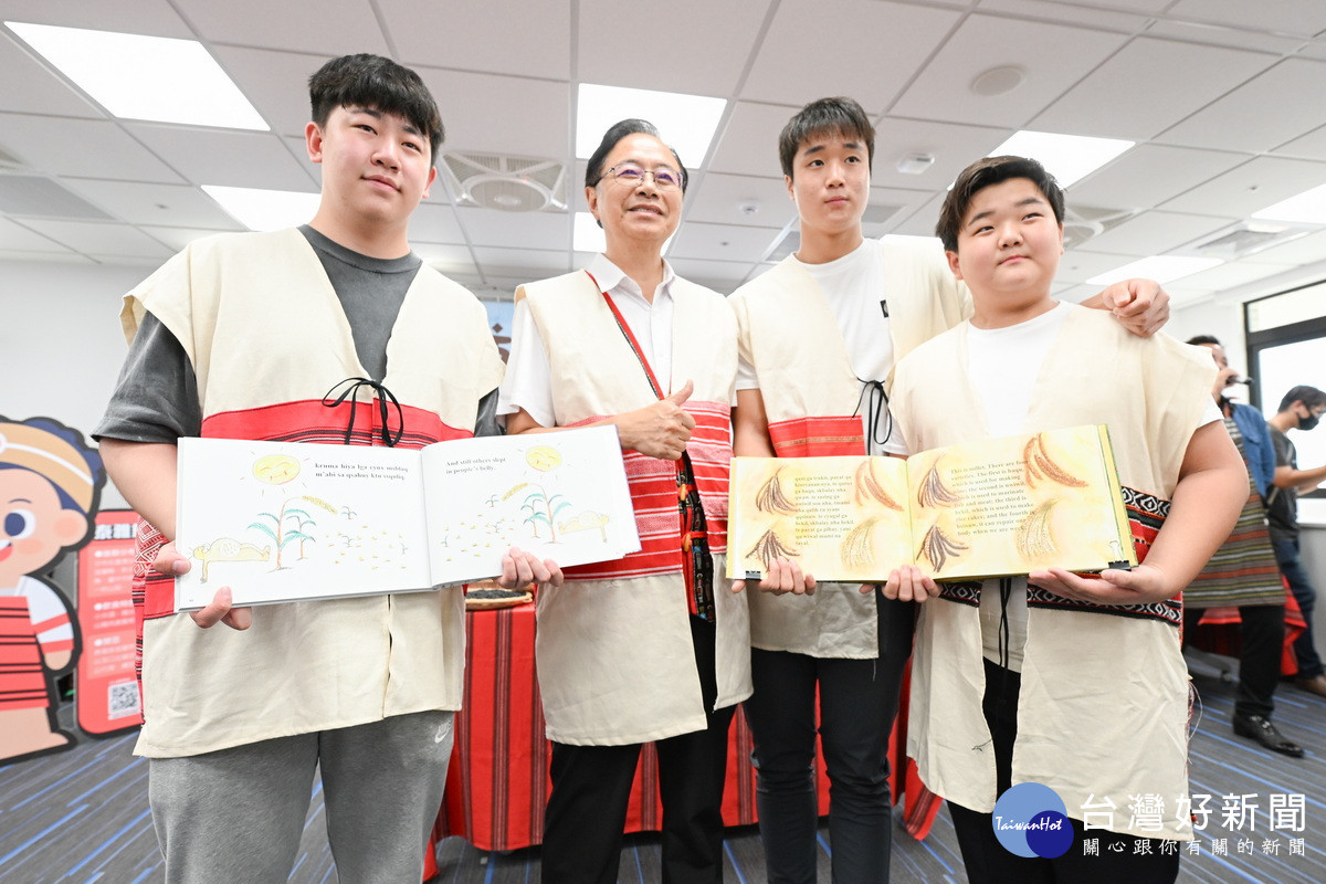 桃園市長張善政出席「泰雅族語、英語雙語繪本首創發表會」與三位原民青年合影。<br />
