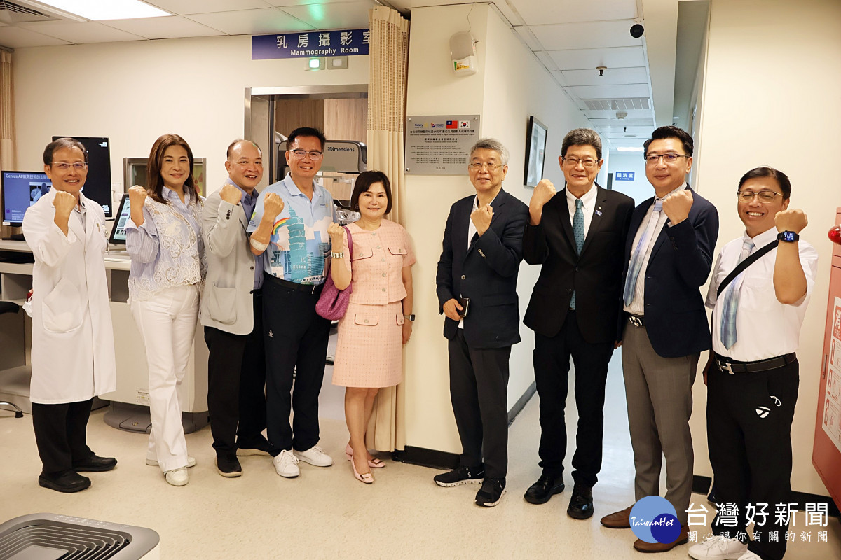 國際扶輪基金會補助北榮桃園分院添置「3D數位乳房攝影系統」，該院放射科主任李國維(左1)與TRF技術顧問幹部洪清暉院長(右4)、林淑華總監(中)張玉斌總監(右3)、簡貴生社長(右2)、陳清榮總監(左4)、郭學文社長(左3)、林秀琴主委(左2)等貴賓合影