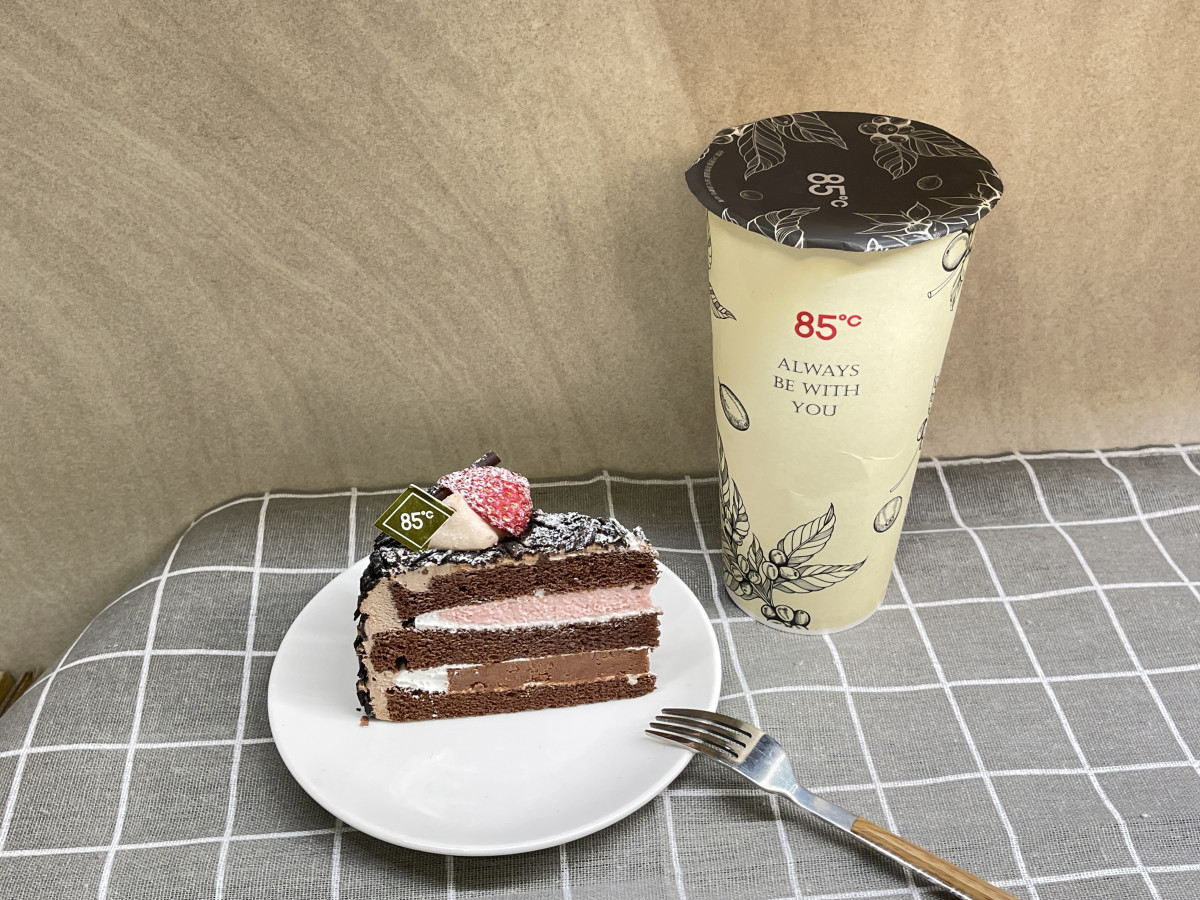 85℃七夕情人節套餐，8/28-8/29購買指定切片蛋糕一片+指定飲品一杯只要99元。圖片提供／業者