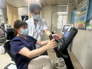 許家禎治療師建議，癌症復健患者復健頻率一周3-5天，一天1小時，並鼓勵患者於手術前就啟動復健，先將肌耐力提升。
