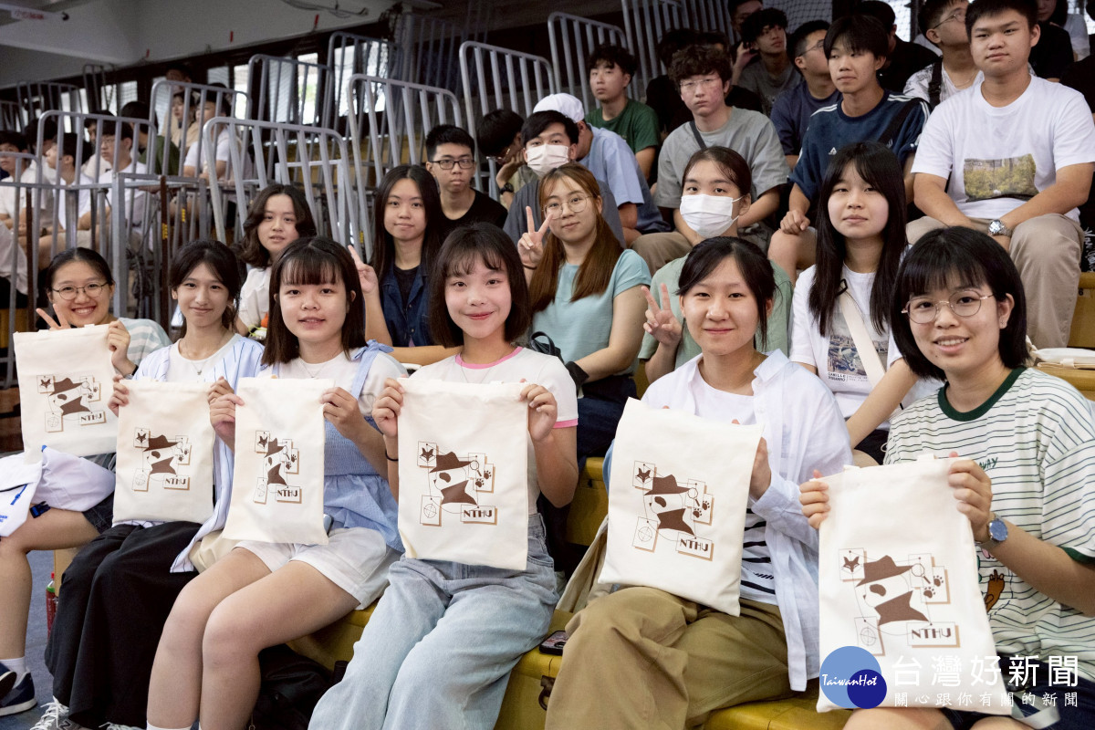 清華大學新生領航營贈送偵探主題新生禮包給大學新鮮人。<br />
