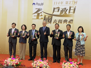 桃園市在113年度戶政業務績效評鑑中表現優異，榮獲直轄市組全國優勝佳績， 副秘書長賴淑華代表出席。