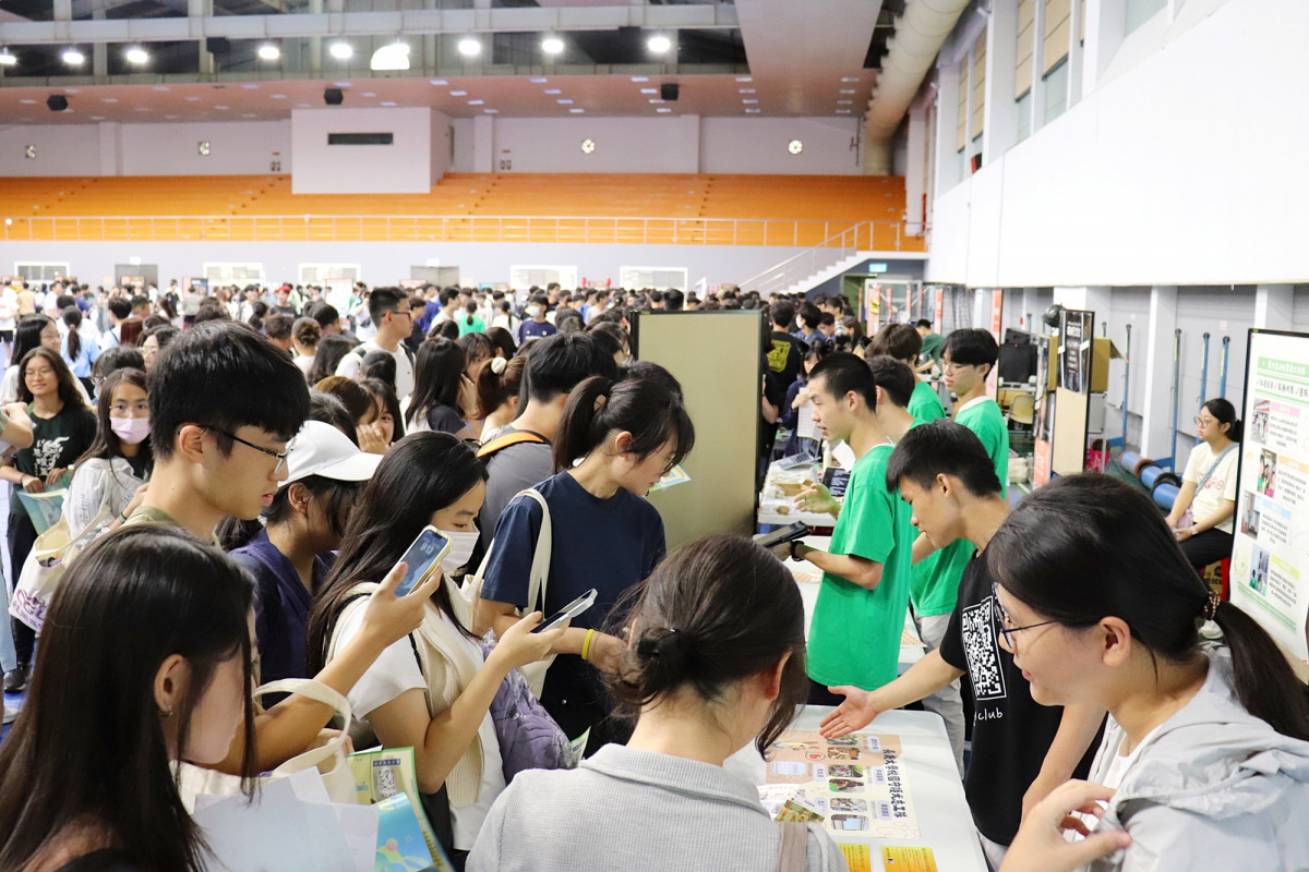 長庚大學社團嘉年華人潮川流不息，各社團學長姐們熱情招生