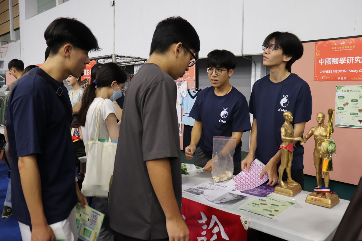 長庚大學社團嘉年華人潮川流不息，各社團學長姐們熱情招生