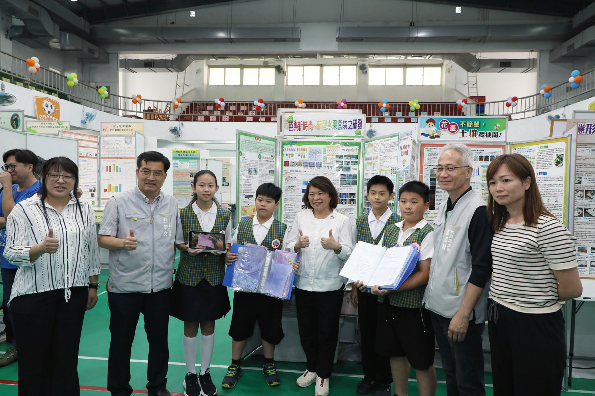 世賢國小作品「芭樂新時尚〜新型水果套袋之研發」榮獲國小组生活與應用科學科佳作／嘉義市府提供