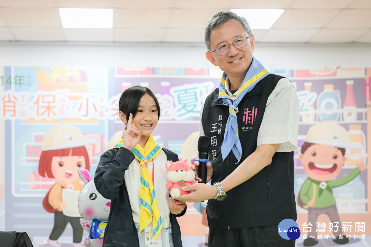 王副市長頒發有獎徵答小禮物。<br />
<br />
