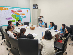 鞠宗顯處長(右三)向新竹縣政府社會處陳欣怡處長(中)及相關人員說明安心御老系統。