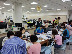 「雲嘉南區銀髮人才資源中心」提供銀髮族群就業服務與諮詢。