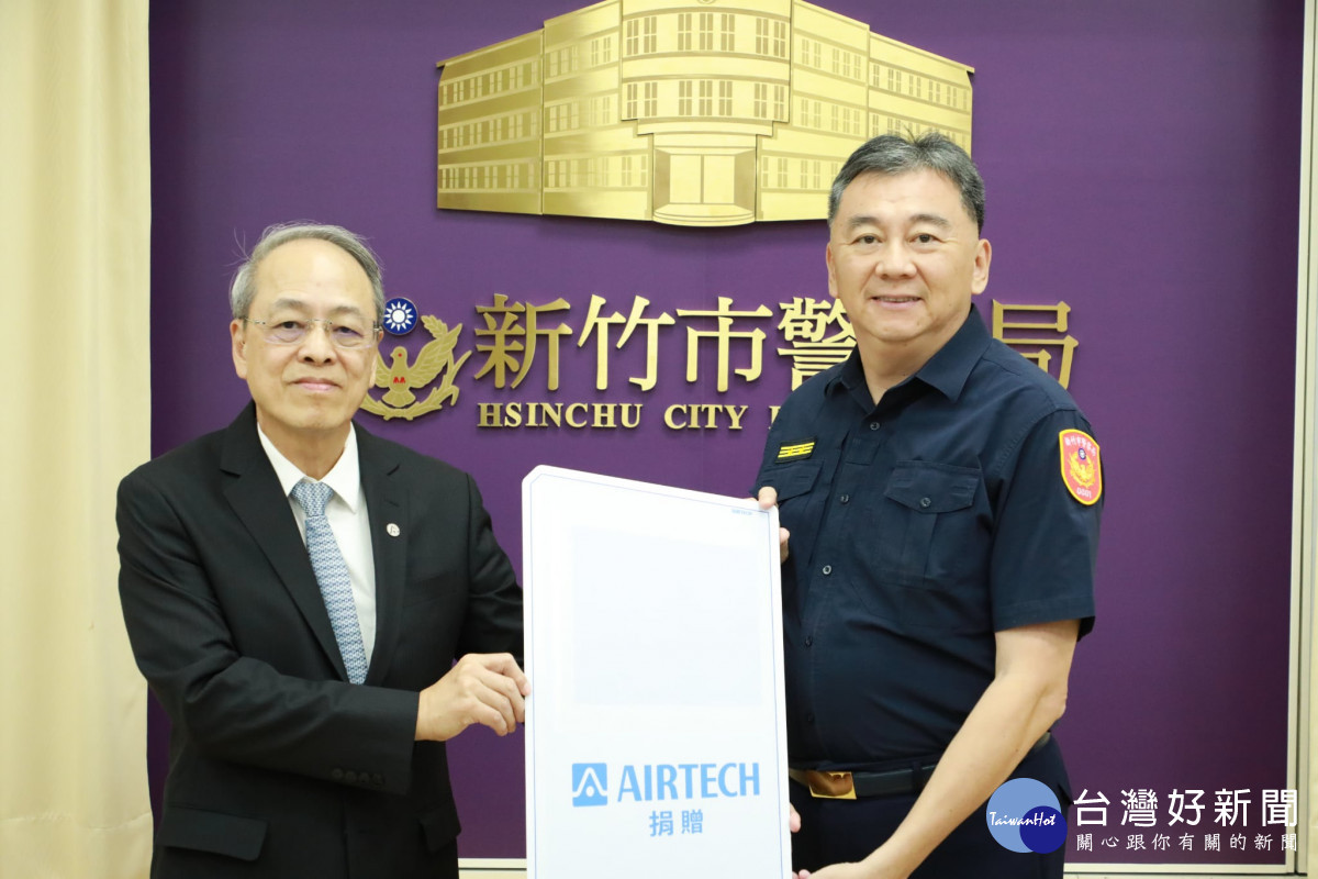 局長許頌嘉代表全體同仁接受捐贈。
