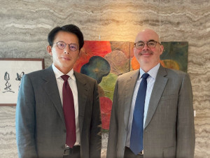 美國在台協會（AIT）處長谷立言（右）與台灣民眾黨黨主席黃國昌（左）。（圖／翻攝自Facebook帳號美國在台協會AIT）