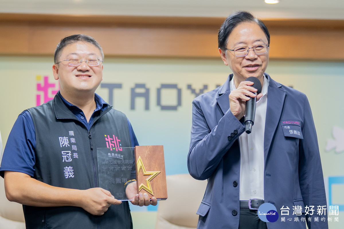桃園市長張善政接受獻獎後致詞。
