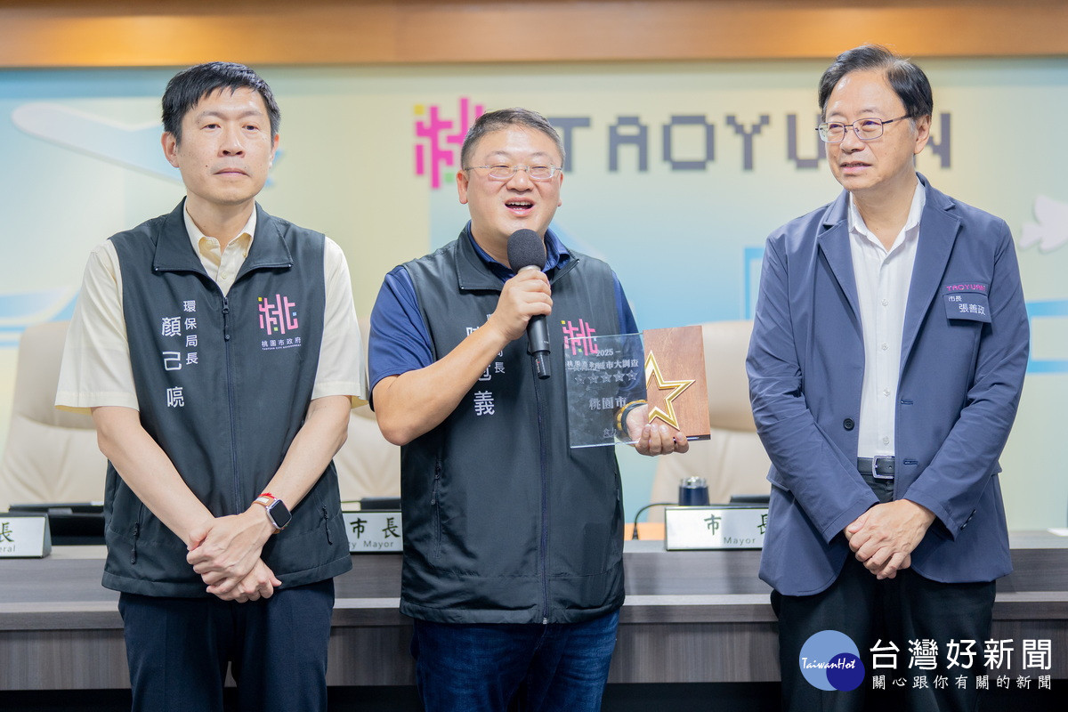 市府農業局長陳冠義獻獎後說明。