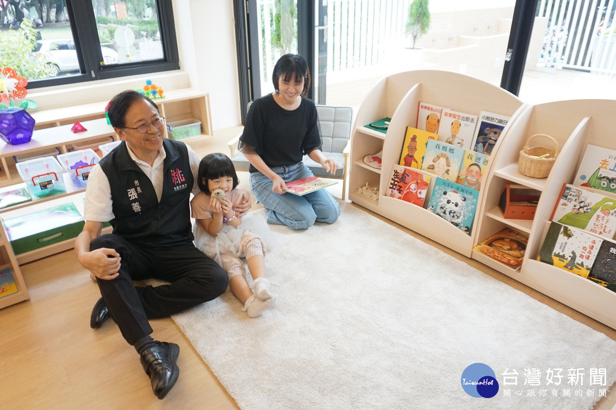 桃園市長張善政出席「桃園市政府員工子女非營利幼兒園」開幕典禮與親子們互動。<br />
<br />
