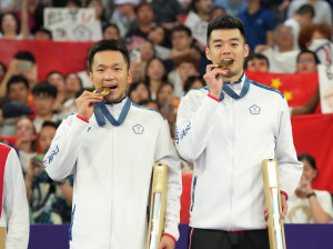 台灣羽球男雙選手李洋（左）與王齊麟（右），於2024巴黎奧運男子羽球男雙決賽上奪得金牌。（圖／資料照片，圖源：行政院教育部體育署）