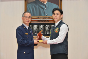 蘆竹分局偵查佐陳韋翰獲頒「琉璃關公」獎。