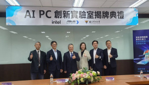 中央大學AI PC創新實驗室揭牌典禮，左至右：中央大學蘇木春院長、群聯電子潘健成執行長、中央大學蕭述三校長、英特爾台灣區莊蓓瑜總經理、華碩聯合科技林福能董事長、中央大學資工系孫敏德主任。